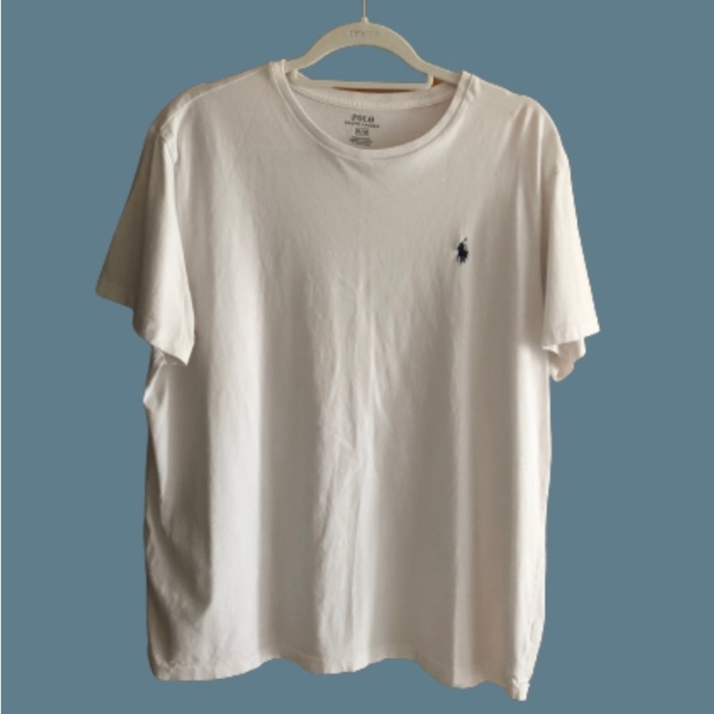 Men’s white Polo tshirt w/dark blue emblem Size XL